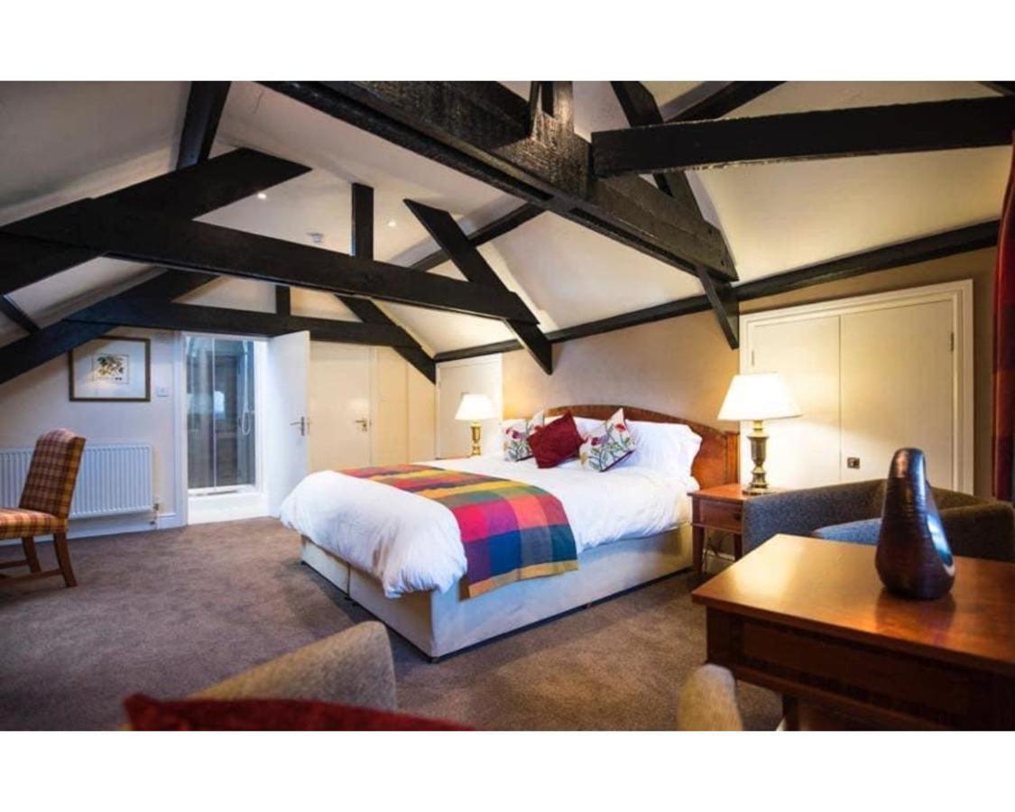Hotel Seven Stars à Dartmouth Extérieur photo