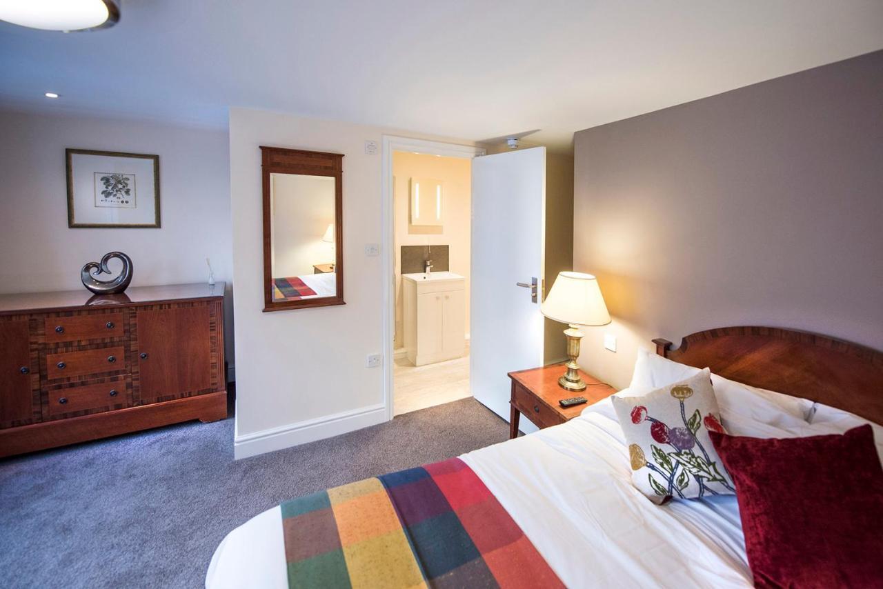 Hotel Seven Stars à Dartmouth Extérieur photo